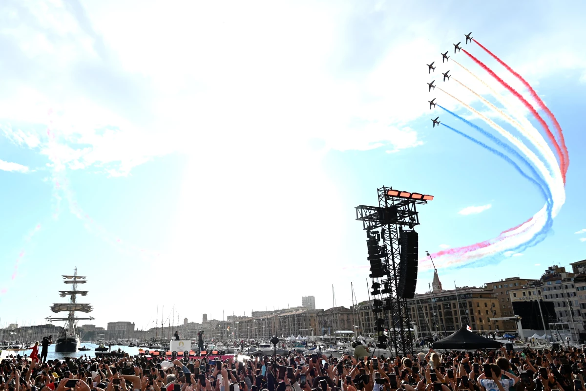 Marsilya\'da Paris 2024 Olimpiyat Oyunları meşalesi büyük bir törenle karşılandı