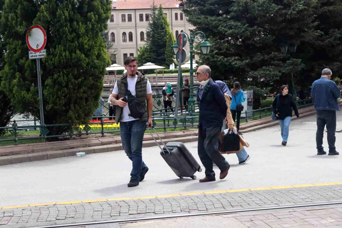 Eskişehir\'de Hava Değişkenliği Vatandaşların Giyim Tercihini Etkiliyor