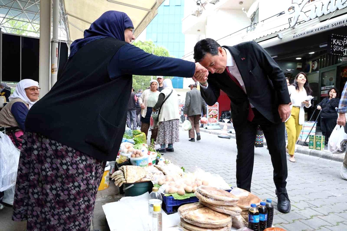 Muğla Büyükşehir Belediye Başkanı Ahmet Aras, Menteşe\'deki Halk Pazarında Vatandaşlarla Buluştu