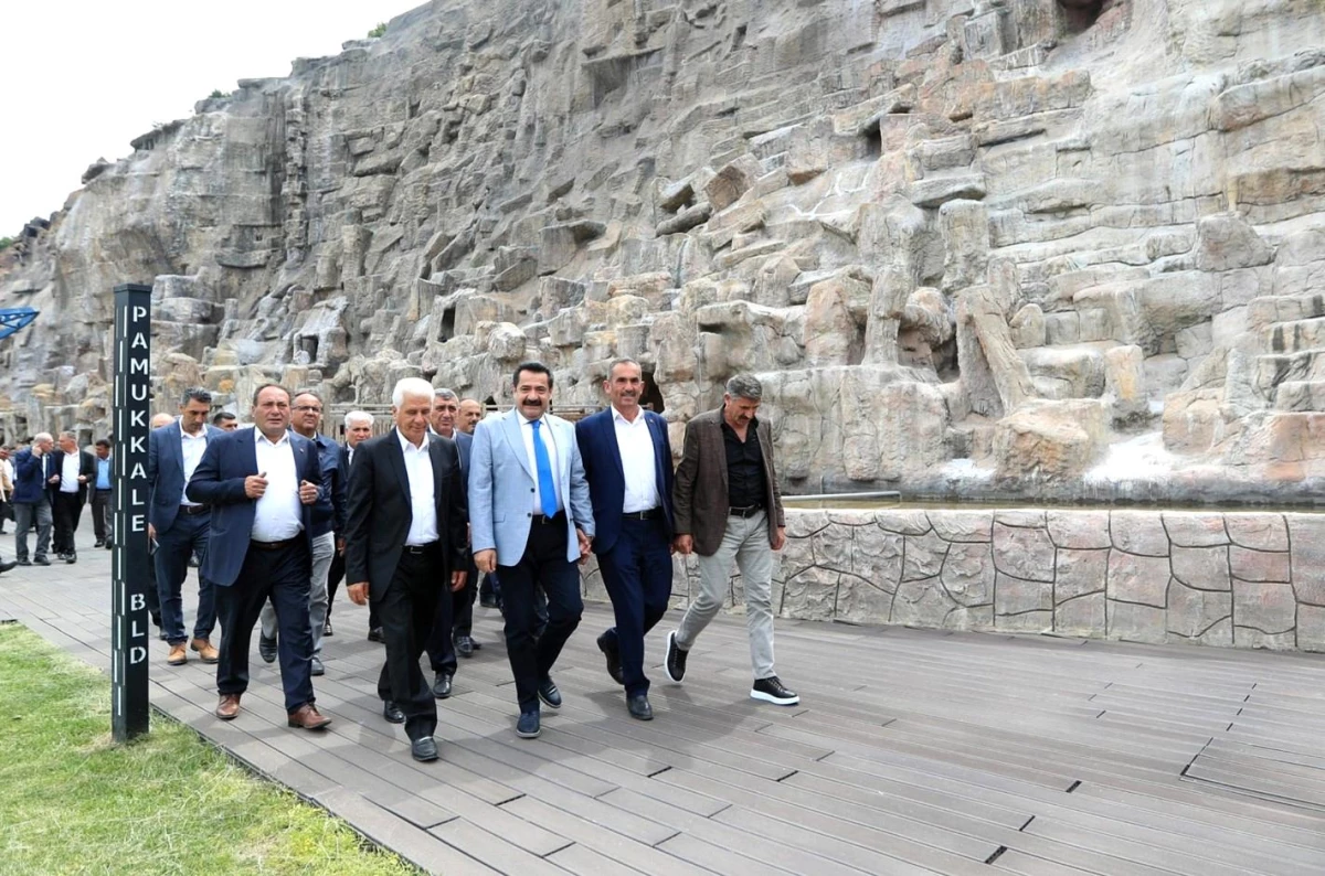 Pamukkale Belediye Başkanı Ali Rıza Ertemur, 61 mahalle muhtarıyla bir araya geldi