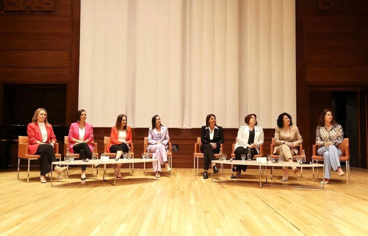 İzmir\'de 8 Kadın Belediye Başkanı Bir Araya Geldi