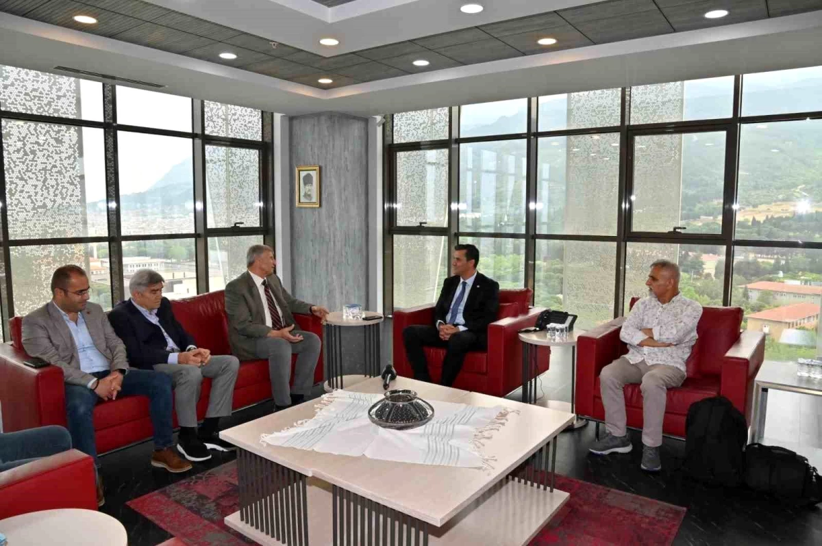Manisa Büyükşehir Belediye Başkanı Mimar Ferdi Zeyrek, Manisa Gazeteciler Cemiyeti Başkanı Ali Filizkan ve yönetimini makamında ağırladı