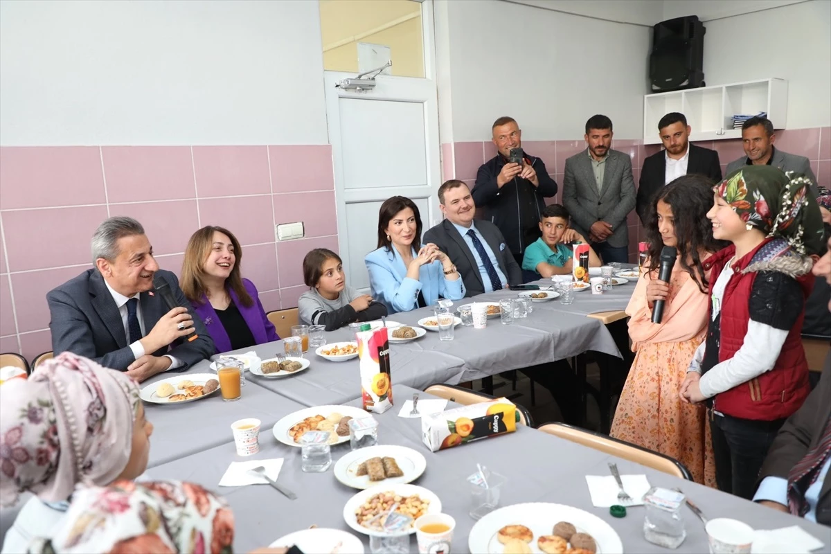 Bitlis Valisi Erol Karaömeroğlu, öğrencileri okullarında ziyaret etti