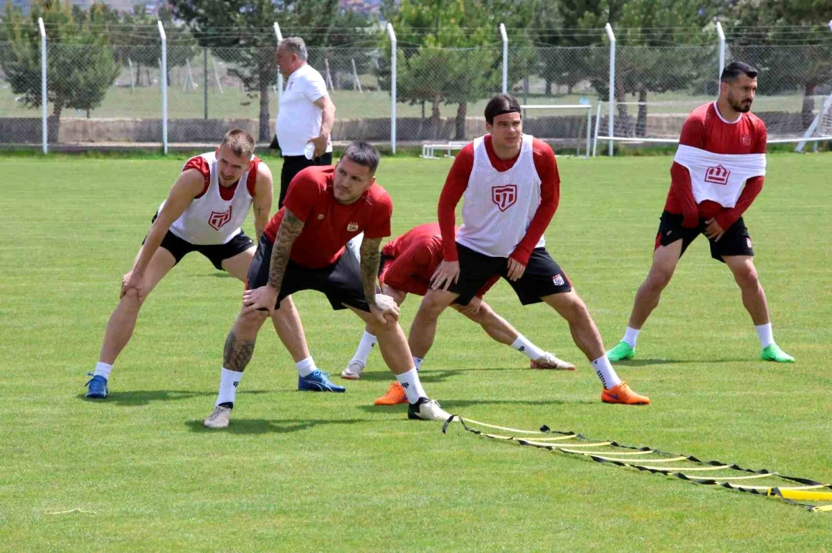 Sivasspor Teknik Direktörü Bülent Uygun, Rey Manaj\'a gelen teklifleri değerlendiriyor