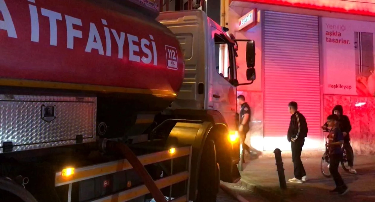 Bursa\'da bir iş hanının çatısı alev alev yandı