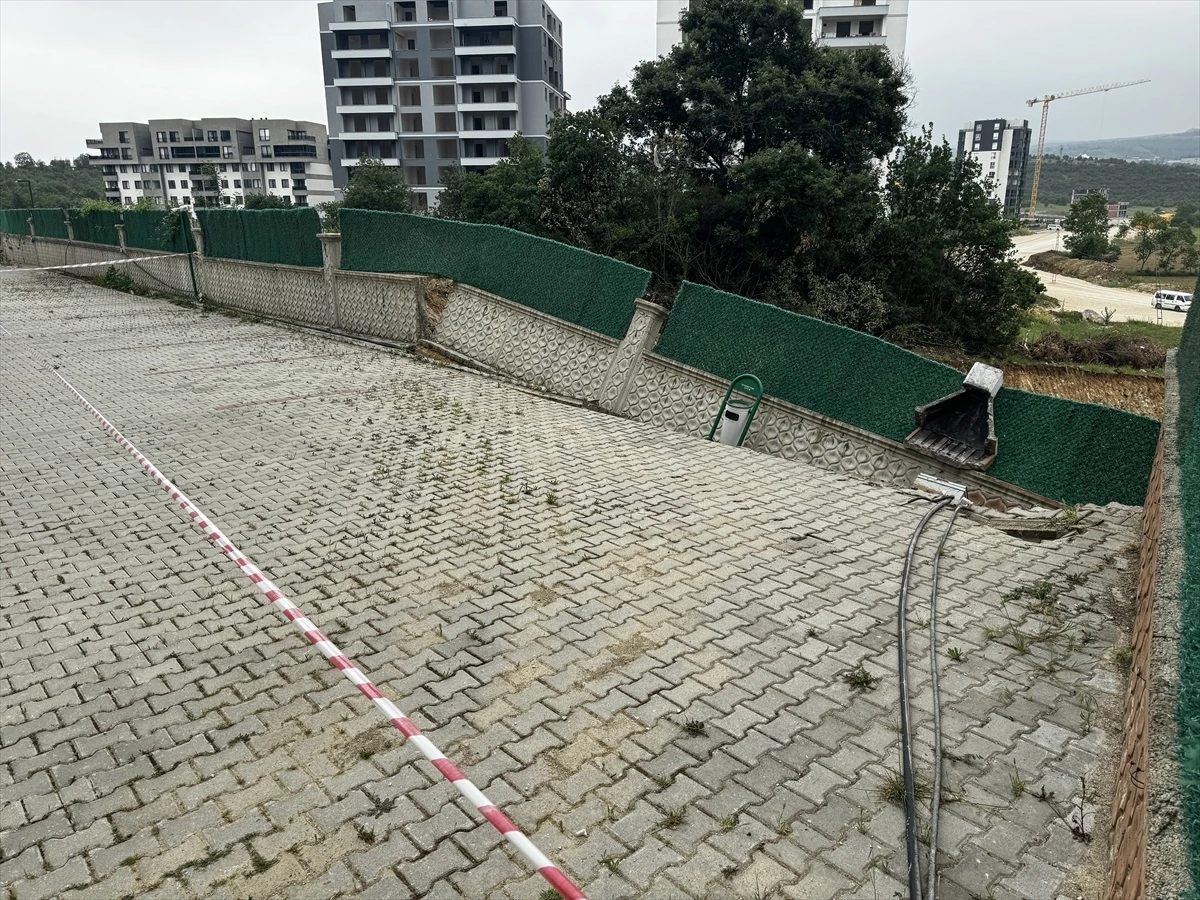 Bursa\'da site inşaatı sırasında istinat duvarı çöktü