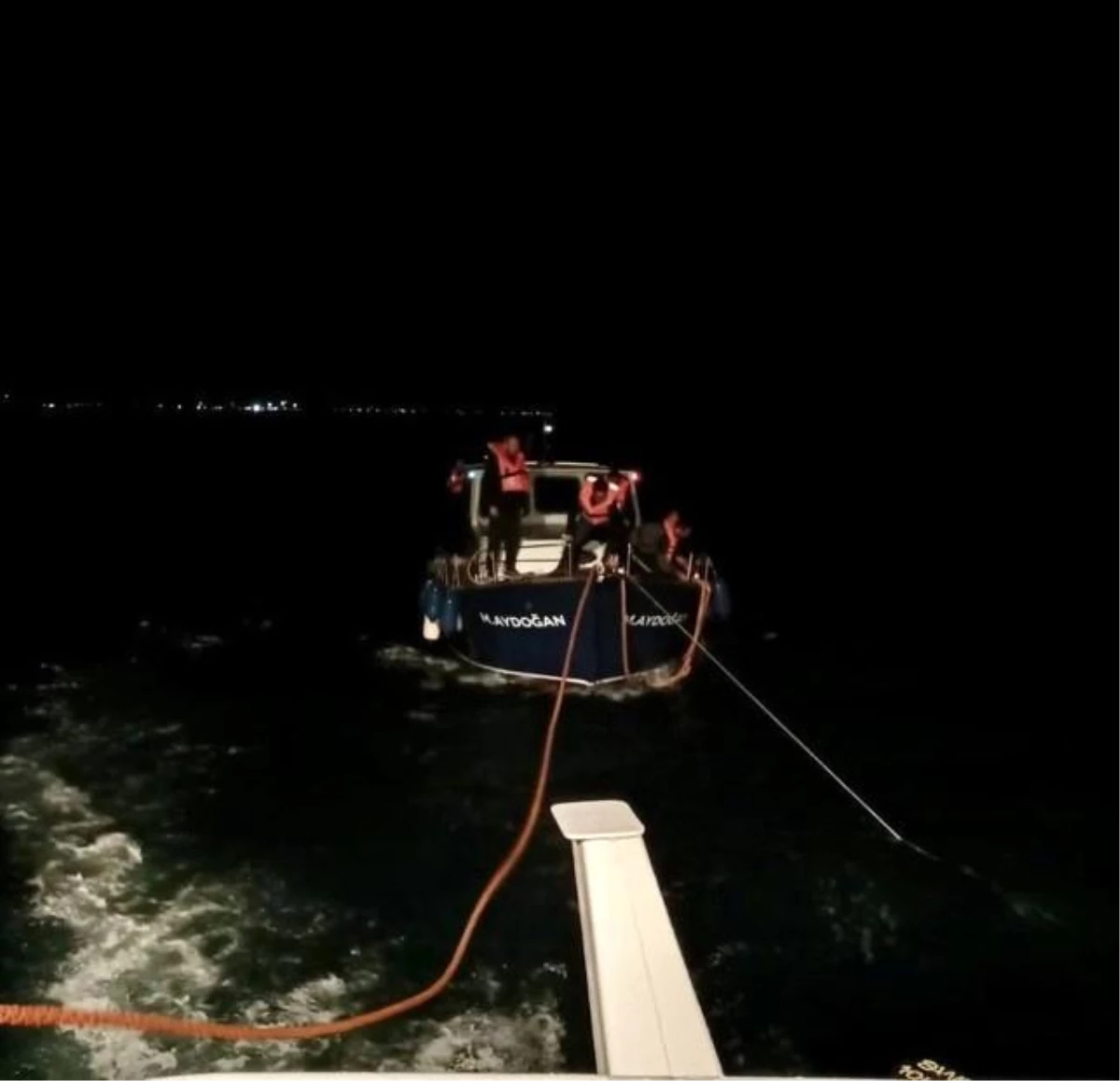 Çanakkale Boğazı\'nda Arızalanan Tekne Kıyı Emniyeti Botuyla Kurtarıldı