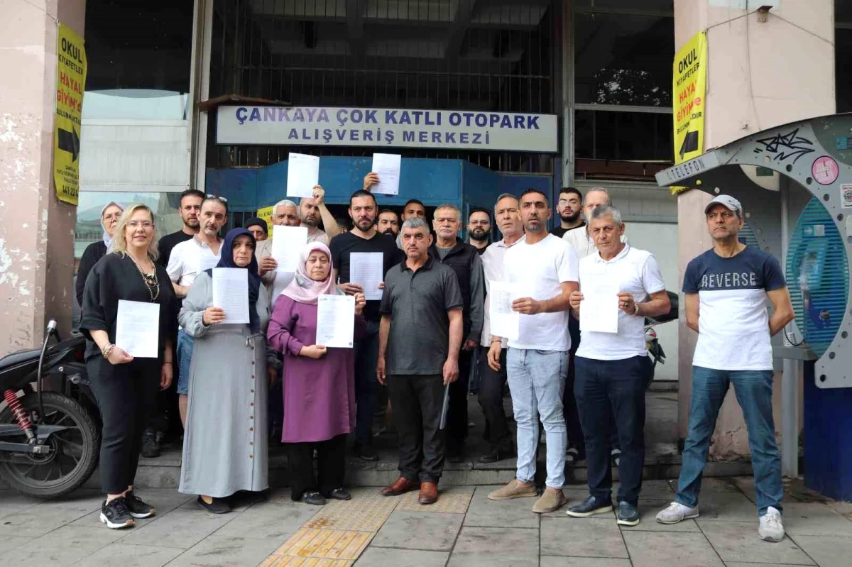 İzmir\'deki Çankaya Çok Katlı Otopark ve Alışveriş Merkezi Esnafı Tahliye Kararına Tepki Gösterdi
