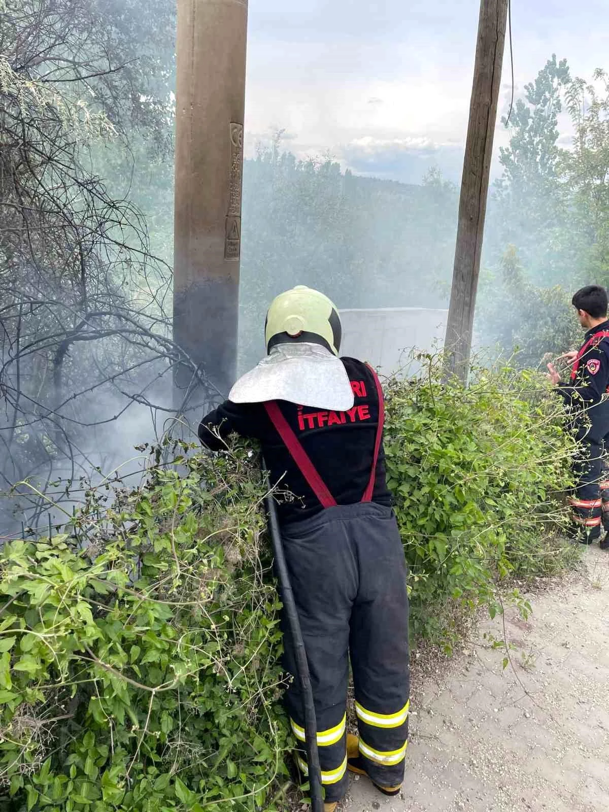 Çankırı\'da İtfaiye Ekipleri Tarafından Söndürülen Arazide Yangın