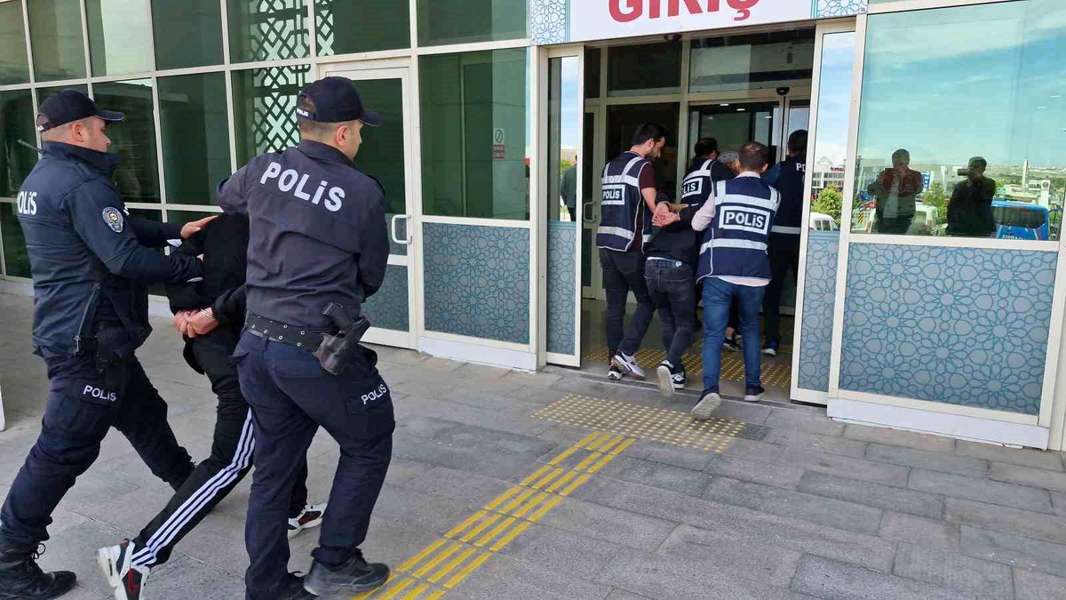 Karaman\'da 14 yaşındaki çocuğun cep telefonu gasp edildi, 3 zanlı tutuklandı