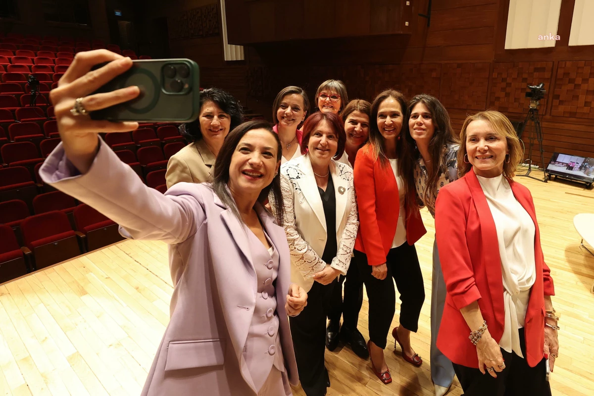 İzmir\'de Kadın Belediye Başkanları Söyleşide Buluştu