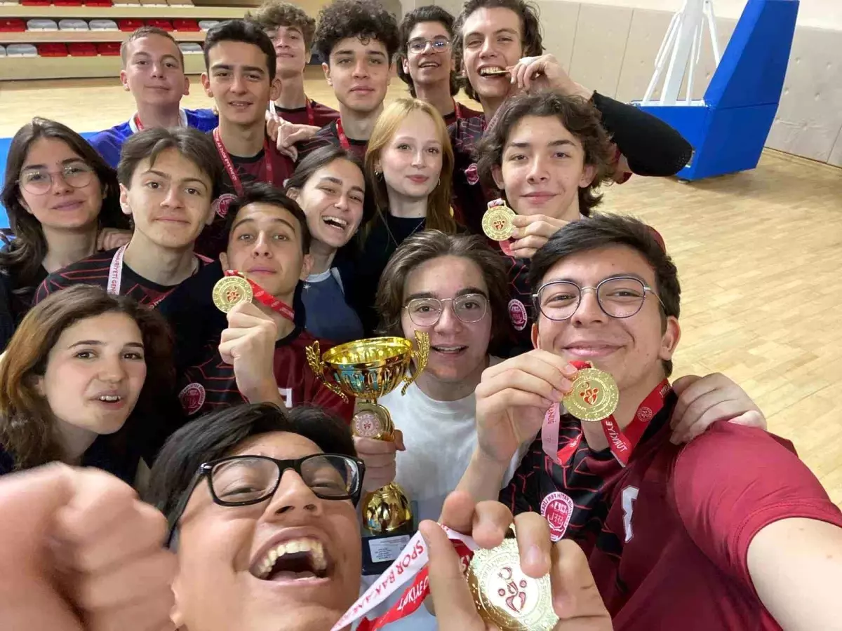 Eskişehir Fatih Fen Lisesi Erkek Voleybol Takımı Şampiyon