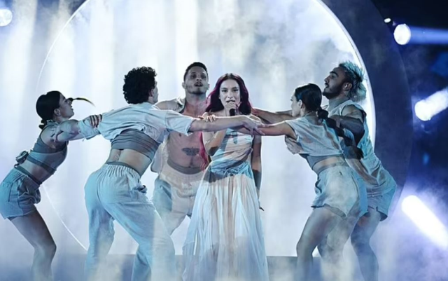 Eurovision'da sahne alan İsrailli şarkıcı Eden Golan'ın şarkısı, 'Filistin'e Özgürlük' sloganları ve yuhalamalarla kesildi