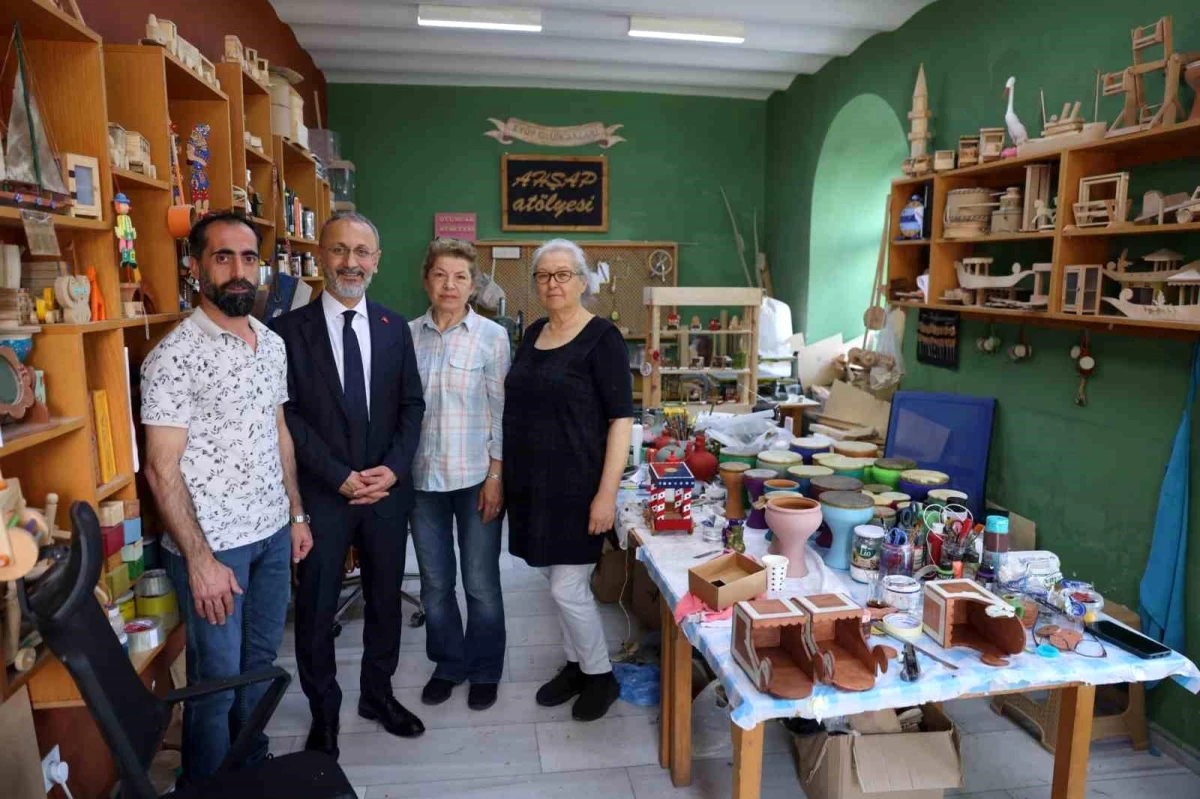 Eyüpsultan Belediye Başkanı Mithat Bülent Özmen, özel öğrencilerin ve kadınların el emeği ürünlerinin satıldığı mağazayı ziyaret etti