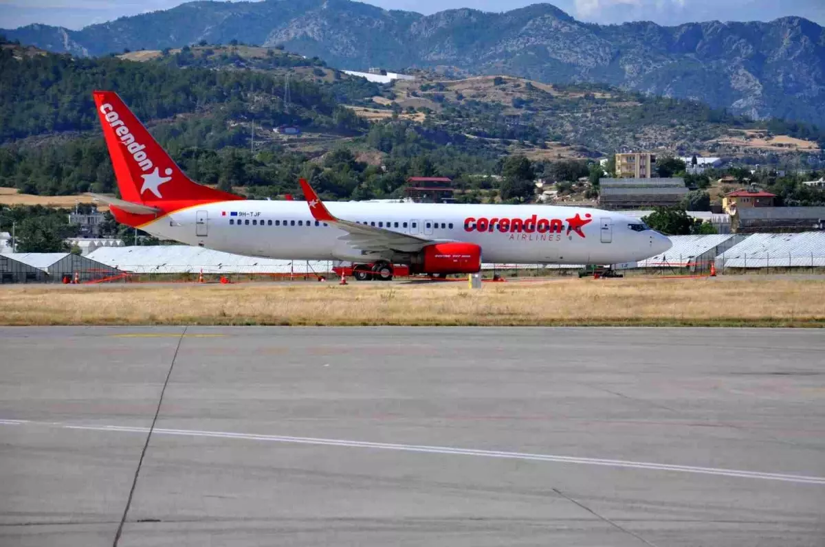 Gazipaşa-Alanya Havalimanı\'nda Uçak Lastiği Patladı