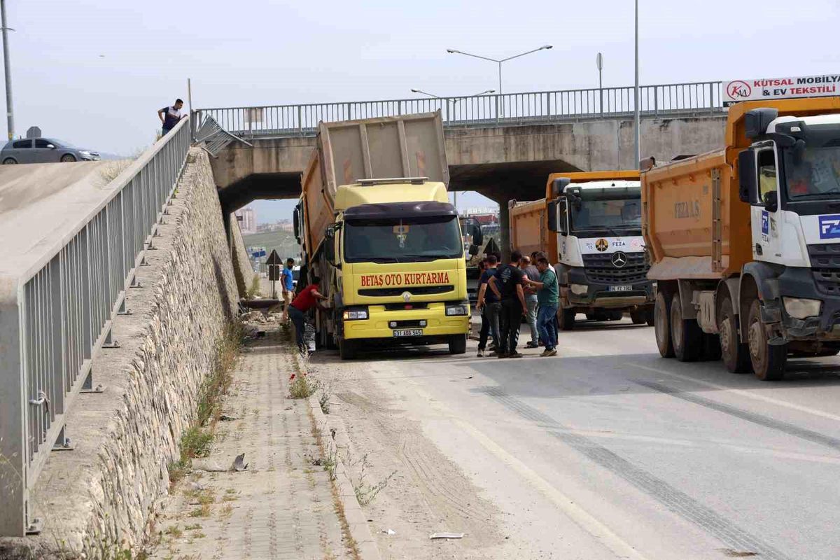 Antakya\'da Üst Geçitten Çevreyoluna Kamyon Düştü, Sürücü Yaralandı