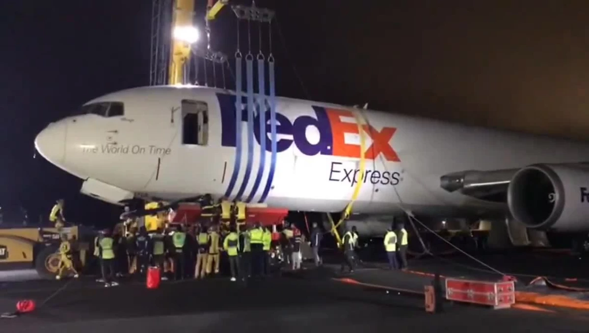 FedEx\'e ait kargo uçağı İstanbul Havalimanı\'nda gövde üzeri acil iniş yaptı