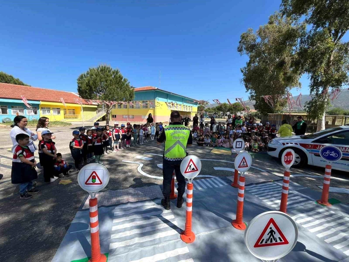 Aydın\'da Jandarma Ekipleri Trafik Haftasını Öğrencilere Eğitici Bilgilerle Kutluyor