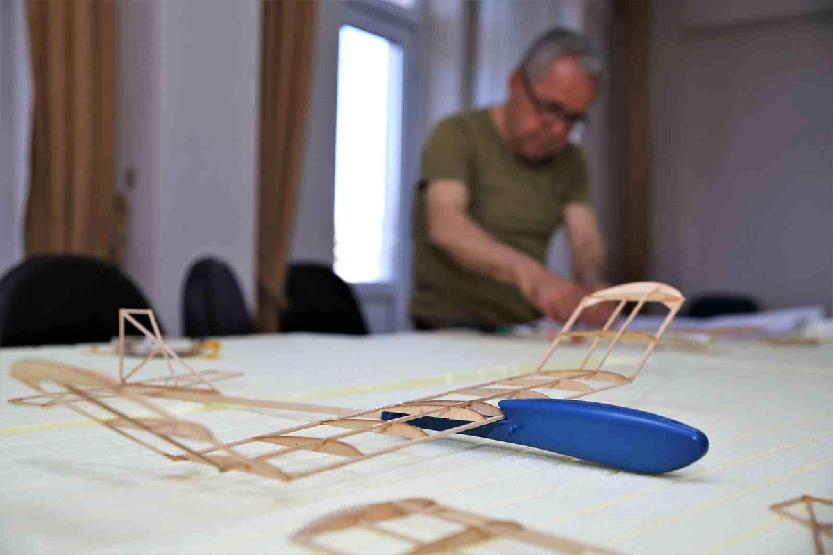 Ankara\'da Huzurevi Sakinleri İçin Model Uçak Eğitimleri Başladı