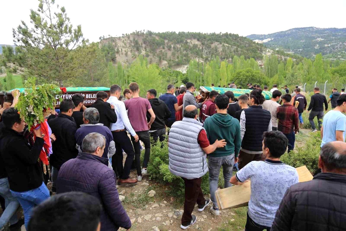 Denizli\'de Motosiklet Kazası: İki Genç Hayatını Kaybetti