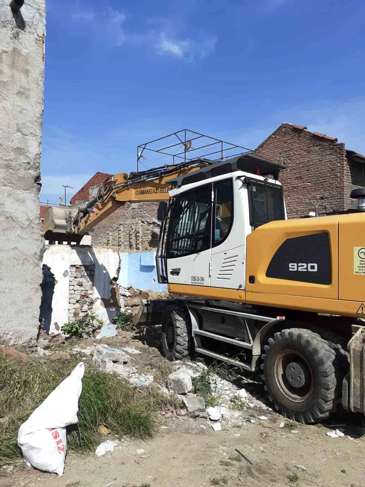 Osmangazi Belediyesi Metruk Yapıları Yıkarak Çevre Kirliliğine Son Veriyor