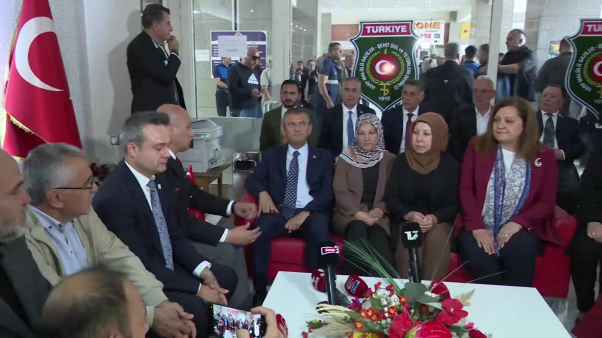 CHP Genel Başkanı Özgür Özel, Türkiye Harp Malulü Şehit Dul ve Yetimleri Derneği\'ni ziyaret etti