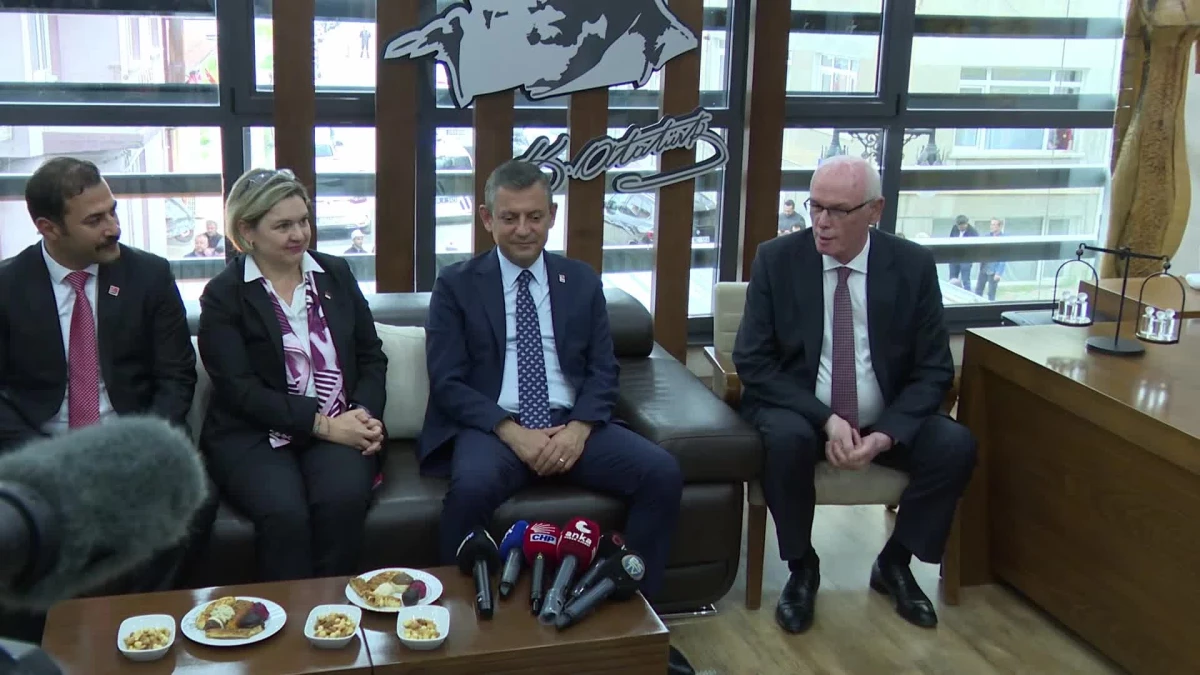 CHP Genel Başkanı Özgür Özel, Eskişehir\'deki Başarıyı Övdü
