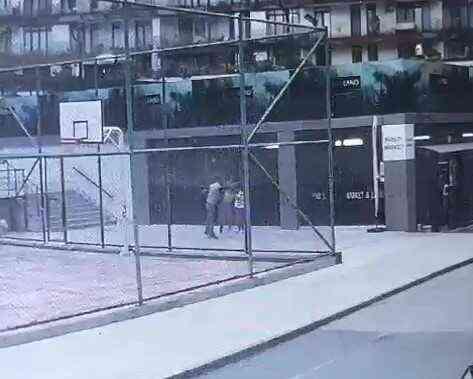 Pendik'te bir kadın, çocuğunun gözleri önünde tekme ve yumruklarla darp edildi