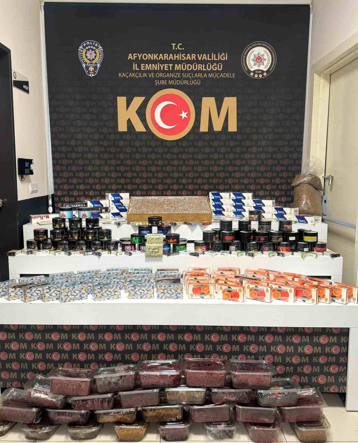 Afyonkarahisar\'da Tütün İş Yerine Yapılan Baskında Kaçak Ürünler Ele Geçirildi