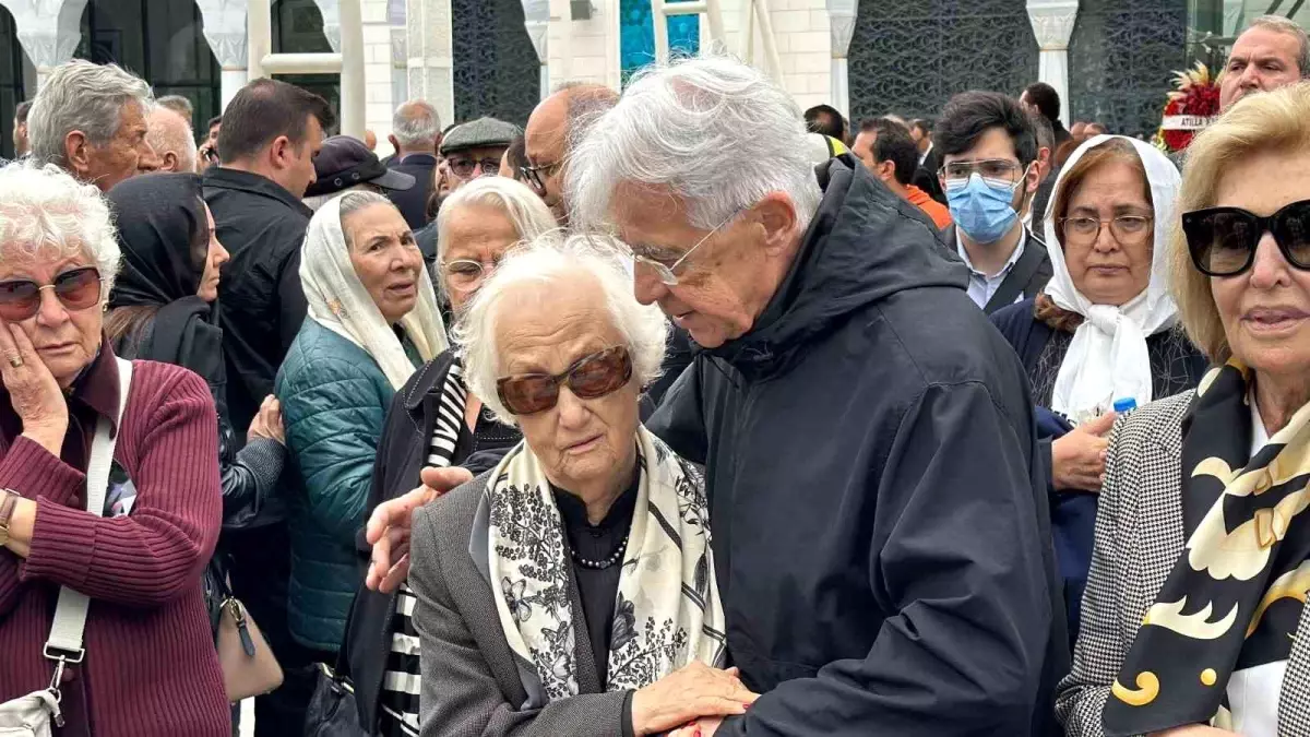 Türkiye\'nin ilk kalp nakli yapan cerrahlarından Prof. Dr. Cevat Yakut son yolculuğuna uğurlandı