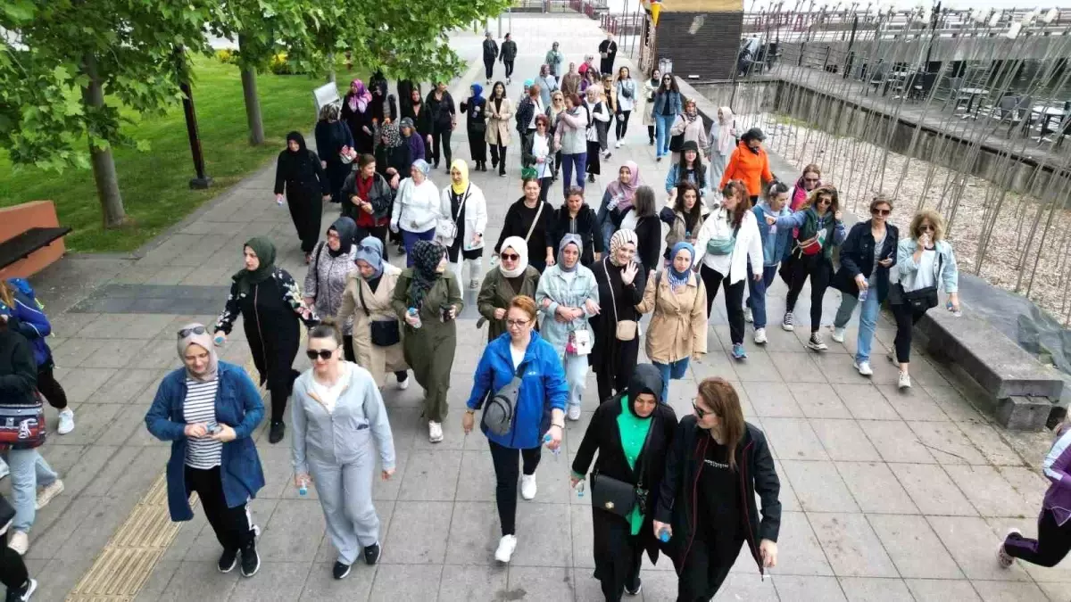 İzmit Belediyesi Anneler Günü\'nde sağlıklı yaşam yürüyüşü düzenledi