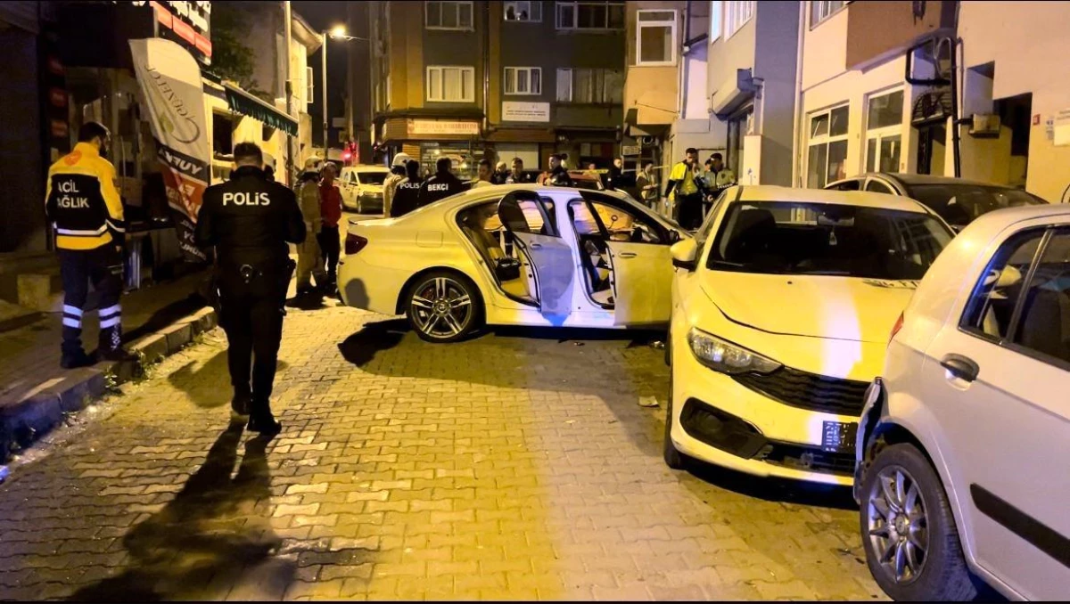 Sarıyer\'de Uygulama Yapan Polislerin \'Dur\' İhtarına Uymayan Şüpheli Sürücü Araçlara Çarptı