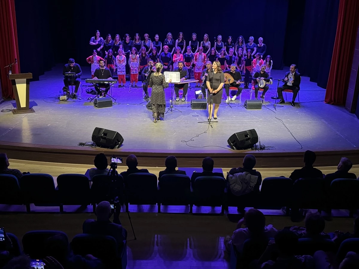 Tekirdağ\'da Roman öğrencilerin okula devamlılığını artırmak için koro konseri düzenlendi