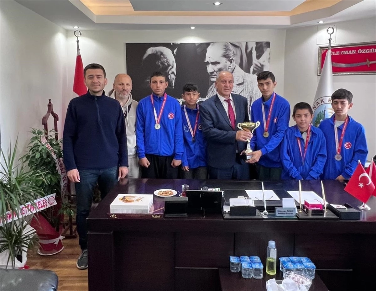 Tokat Yolkonak 75. Yıl Ortaokulu Bocce Takımı Belediye Başkanı Süleyman Özgür\'ü Ziyaret Etti