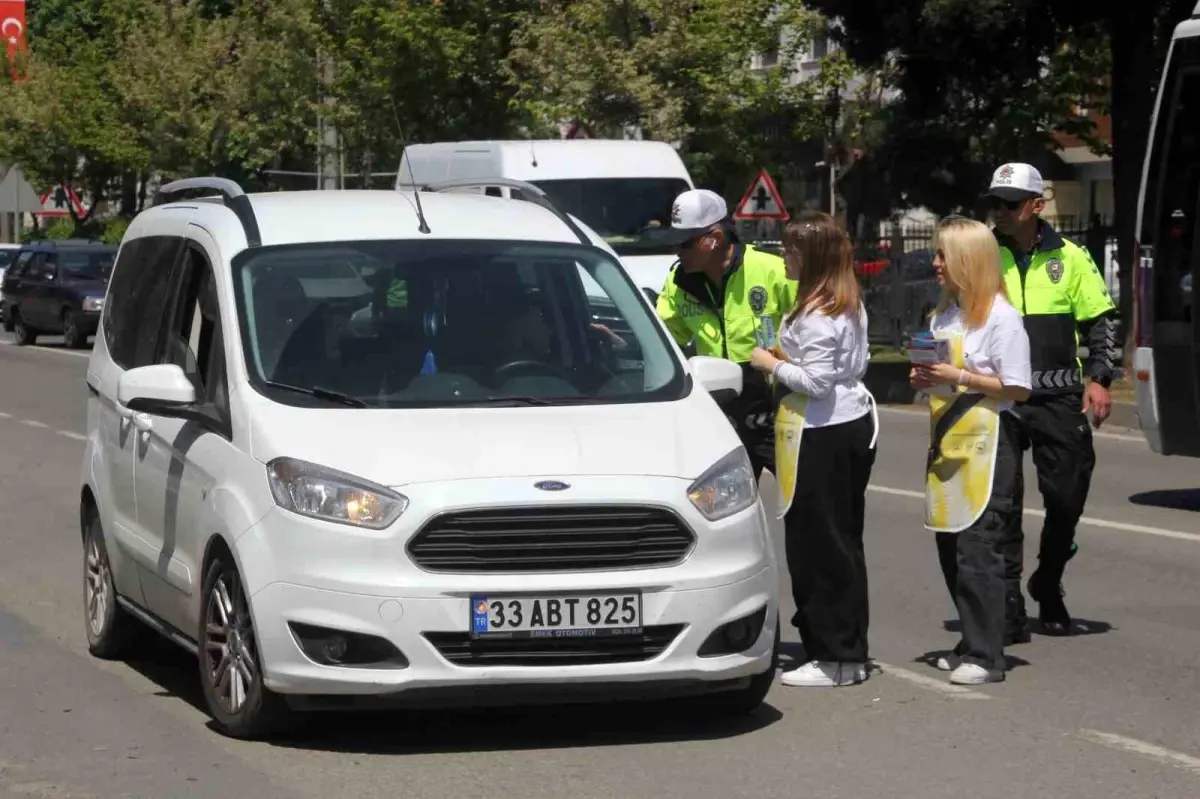 Ordu\'da trafik polisleri sürücülere trafik kurallarını anlattı