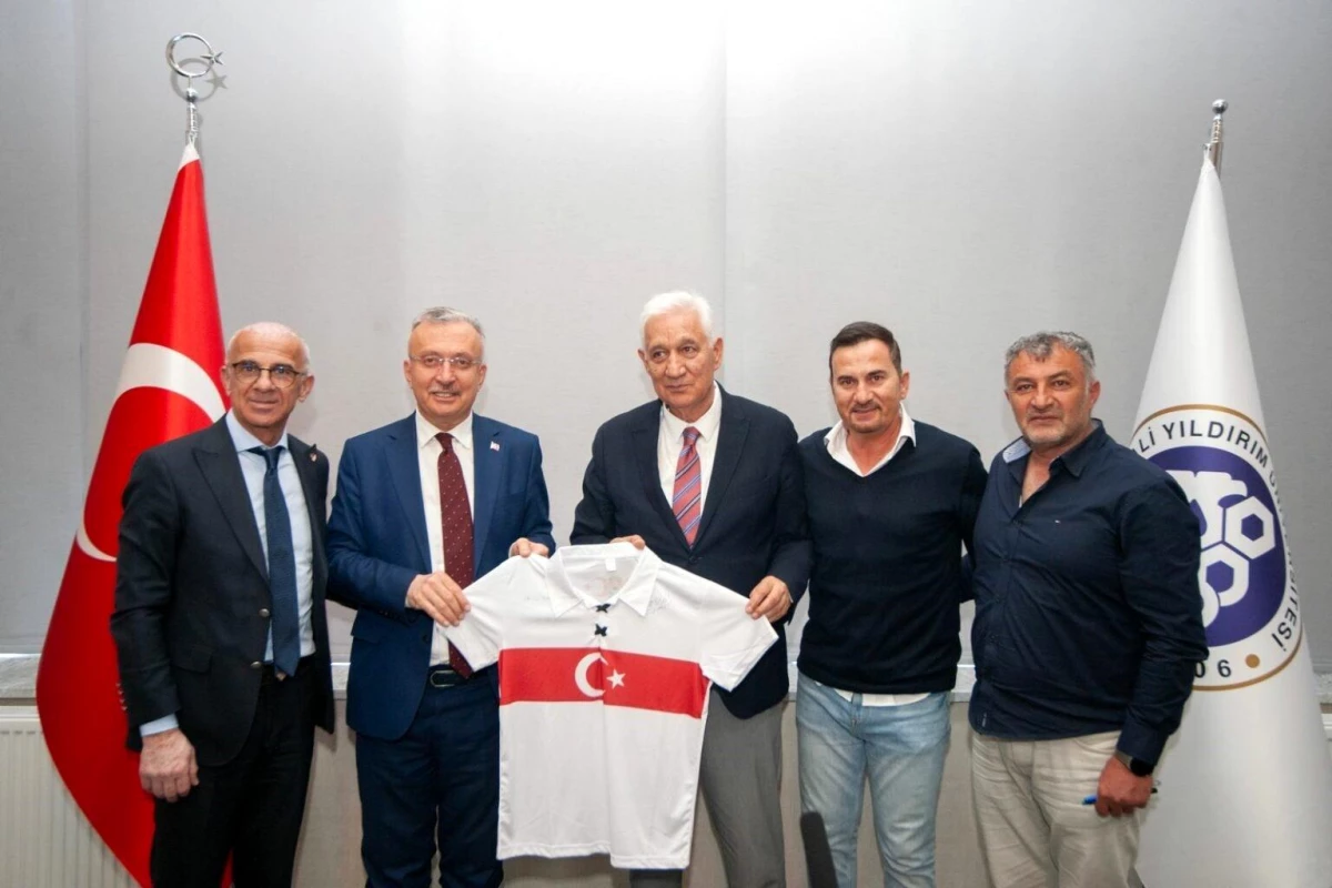 Futbolun Efsaneleri Erzincan Binali Yıldırım Üniversitesi\'nde Buluştu