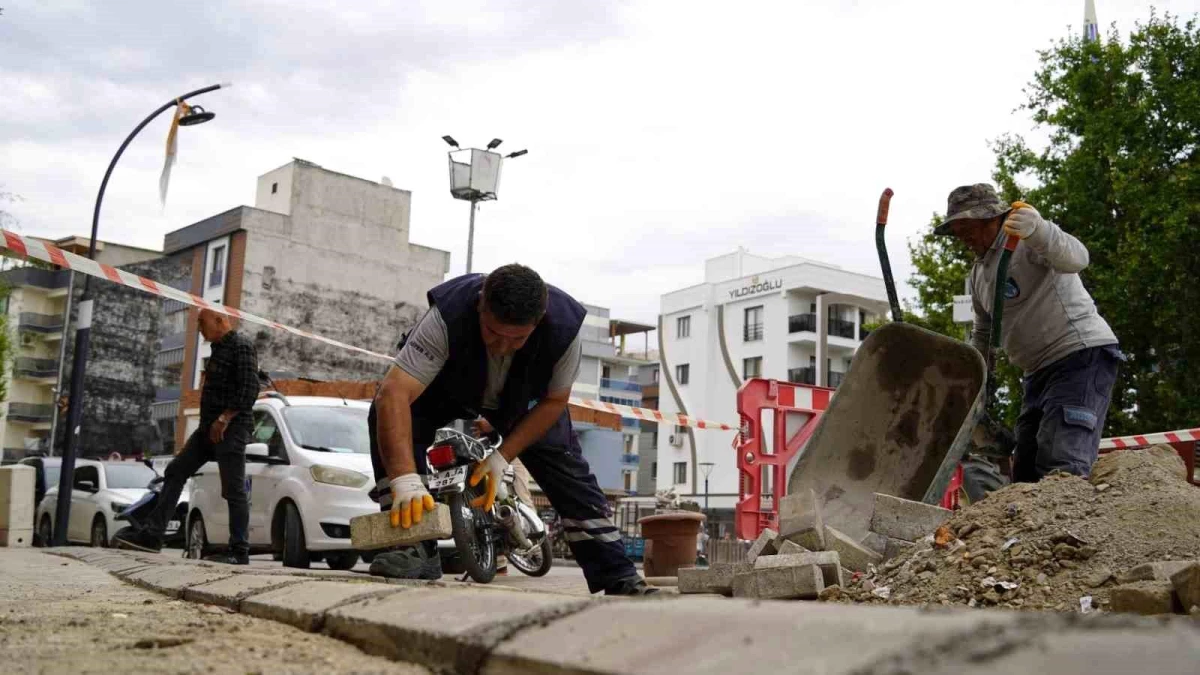 Yunusemre Belediyesi, 50. Yıl Mahallesi\'nde kaldırım onarımı yapıyor