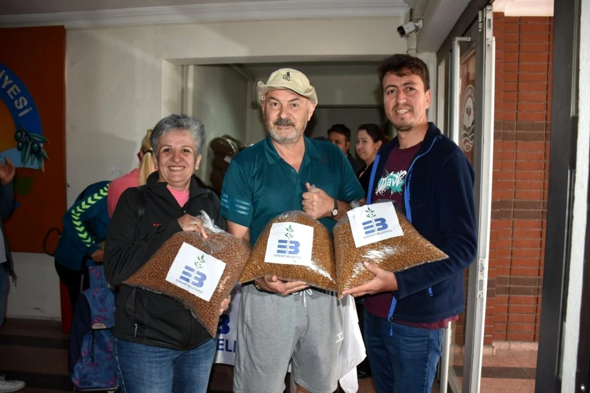 Edremit Belediyesi Ücretsiz Mama Dağıtımına Başladı