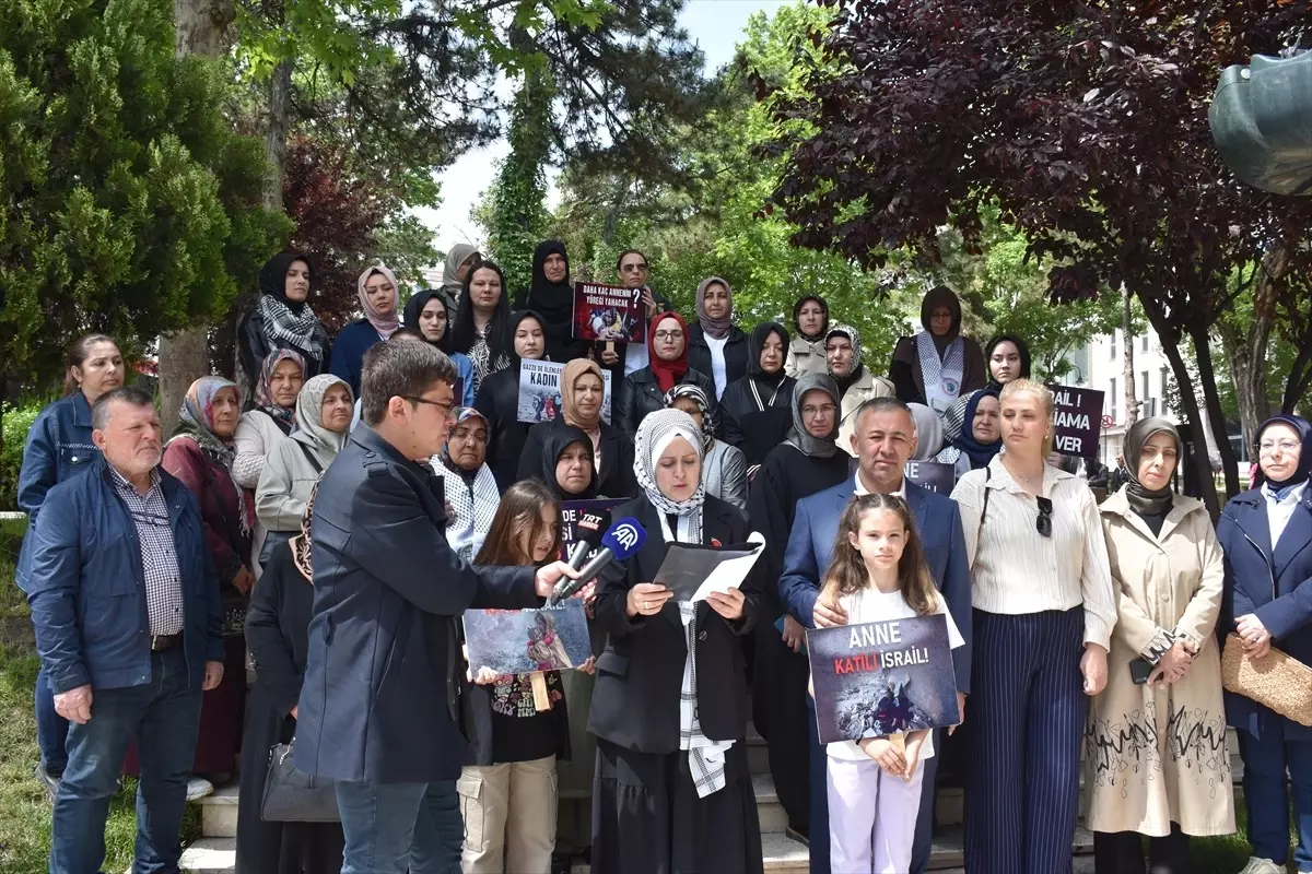 AK Parti Bilecik İl Kadın Kolları, İsrail\'in Gazze\'ye saldırılarında hayatını kaybeden anneler ve çocuklar için basın açıklaması yaptı