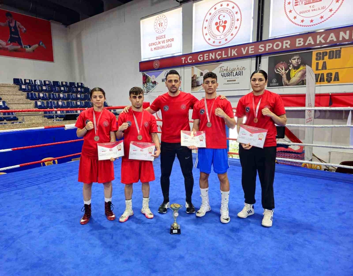 Aydın\'ın demir yumrukları Türkiye Ferdi Boks Şampiyonası\'ndan 4 madalya ile döndü