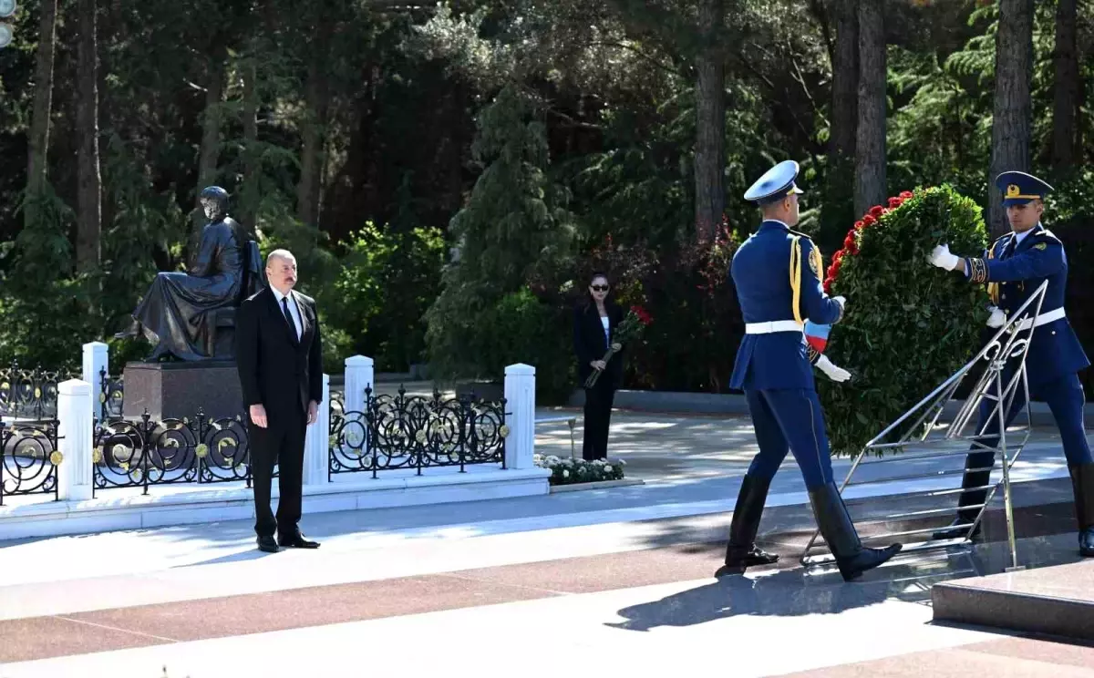 Azerbaycan\'ın ulusal lideri Haydar Aliyev, 101. doğum gününde kabri başında anıldı