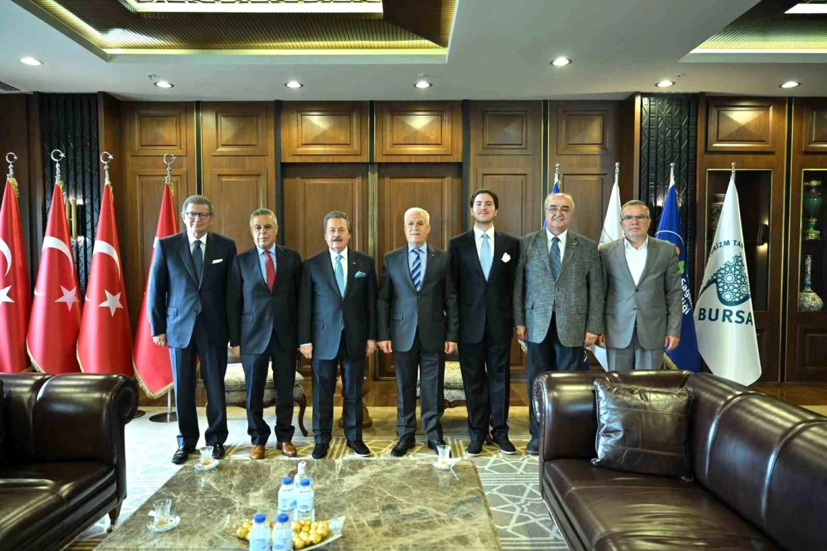 Bursa Büyükşehir Belediye Başkanı Mustafa Bozbey, eski Devlet Bakanı Cavit Çağlar\'ı ve Olay Medya yöneticilerini makamında ağırladı