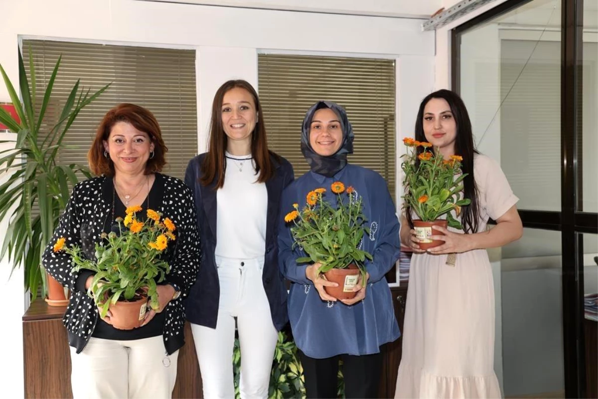 Başkan Durbay, kadın personellere Anneler Günü jesti yaptı