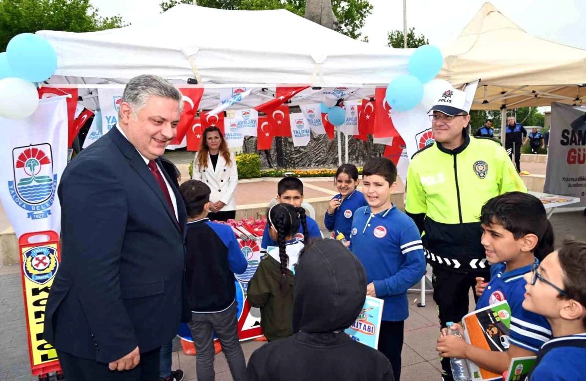 Yalova Belediye Başkanı Mehmet Gürel, Karayolları Trafik Haftası etkinliklerinde çocuklara trafik eğitimi verdi