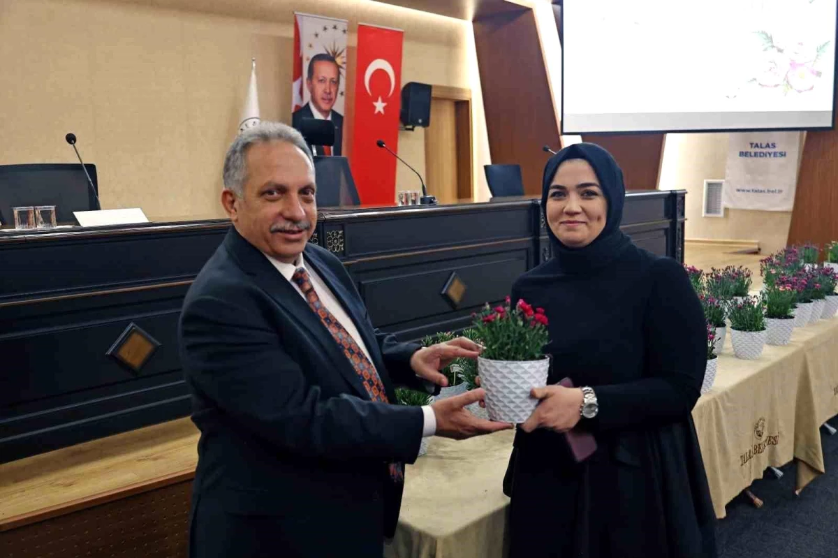 Talas Belediye Başkanı Mustafa Yalçın Kadın Personellere Çiçek Verdi