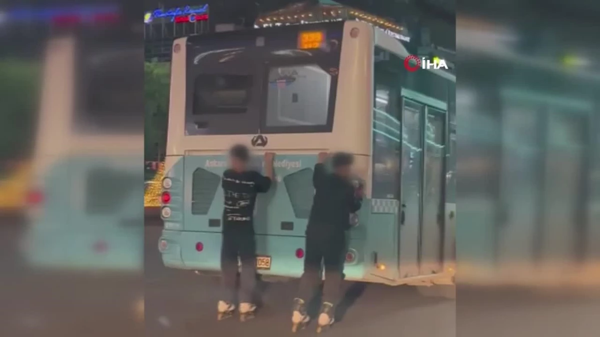 Belediye otobüsüne tutunan patenli çocukların tehlikeli yolculuğu kamerada