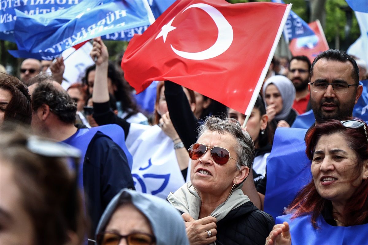 Bursa ve çevre illerde eğitim sendikaları İstanbul\'da okul müdürünün öldürülmesini protesto etti