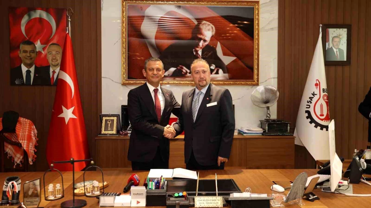 CHP Genel Başkanı Özgür Özel, Uşak Belediye Başkanı Özkan Yalım\'ı ziyaret etti