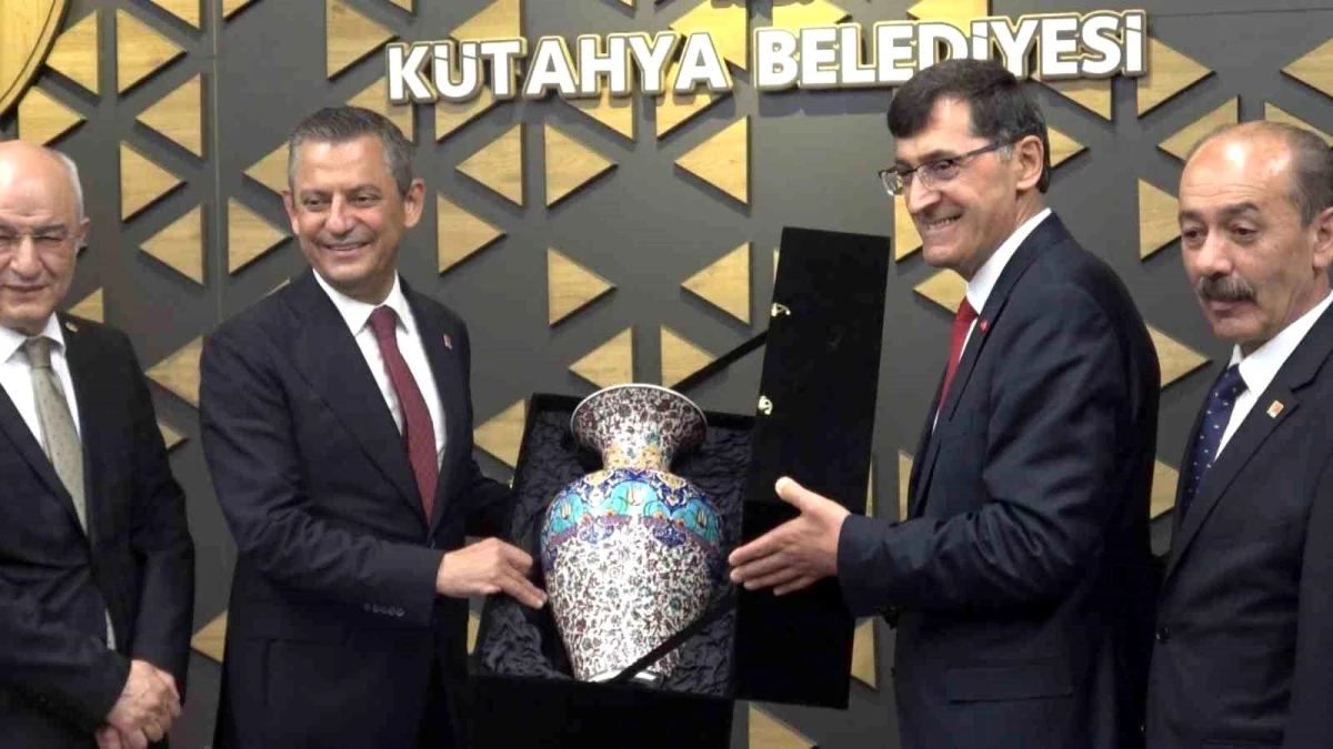 CHP Genel Başkanı Özgür Özel, Kütahya Belediye Başkanı Eyüp Kahveci\'yi ziyaret etti