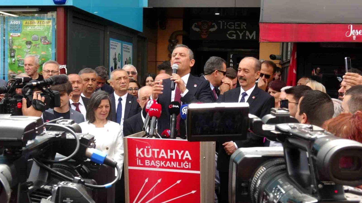 CHP Genel Başkanı Özgür Özel, Kütahya\'da Teşekkür Ziyaretlerine Devam Ediyor
